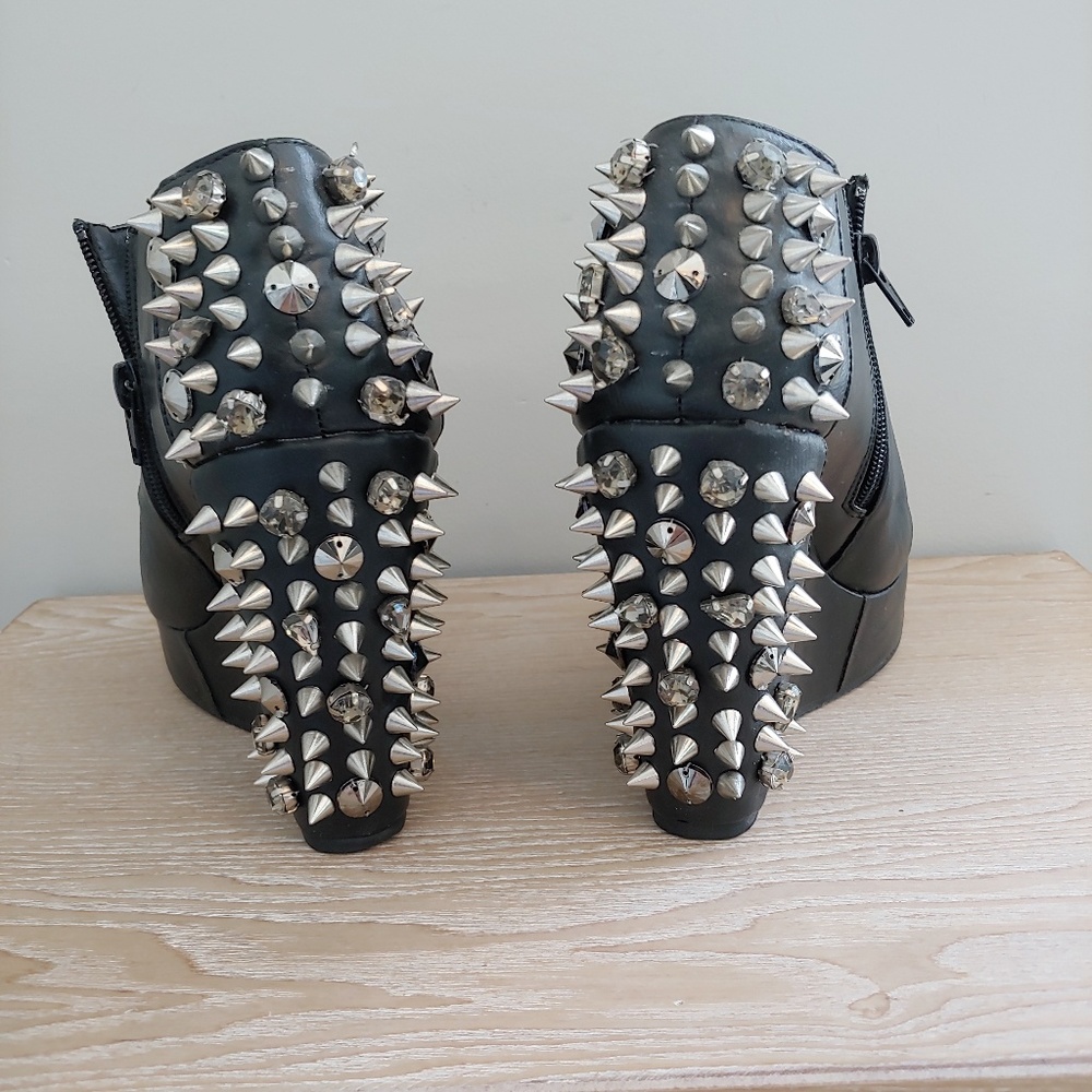 Shoes - Picture 3 of 3